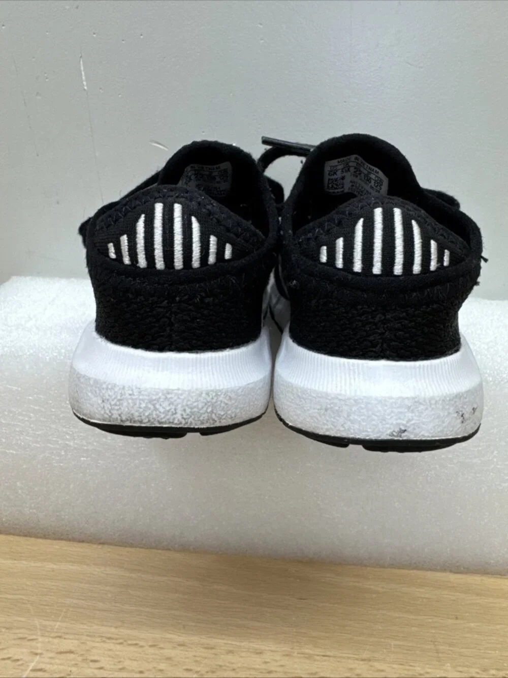 Adidas Kids Black White Sneakers Size 6K Lightweight Lace-Up Shoes